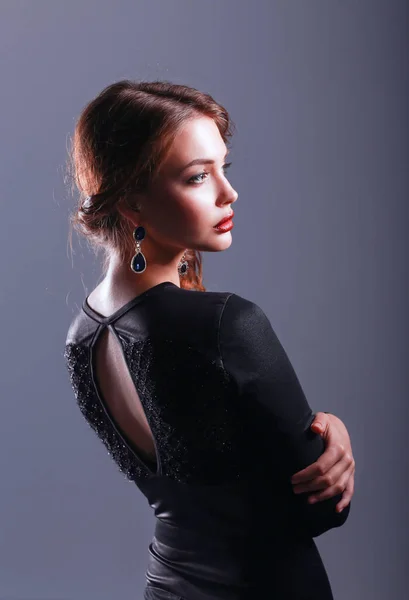 Piękna kobieta z makijażem wieczorowym w czarnej sukience — Zdjęcie stockowe