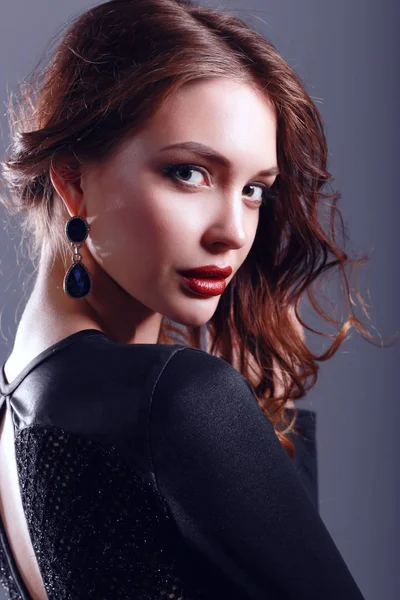 Mooie vrouw met avond make-up in zwarte jurk — Stockfoto