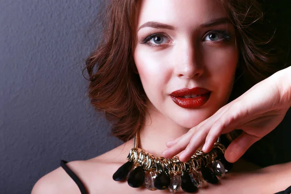 Hermosa mujer con maquillaje de noche en vestido negro — Foto de Stock