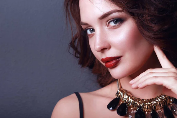 Hermosa mujer con maquillaje de noche en vestido negro — Foto de Stock