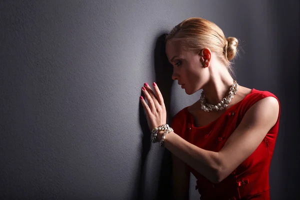 Retrato de mujer joven en vestido rojo, fondo negro aislado —  Fotos de Stock