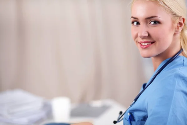 Portrait d'un jeune médecin heureux assis sur le canapé avec un dossier — Photo