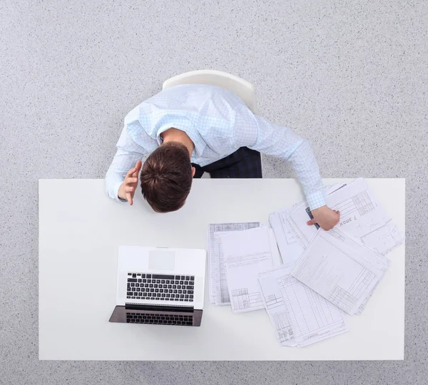 Jeune homme d'affaires travaillant au bureau, assis au bureau — Photo