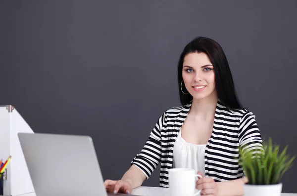 Mulher de negócios bonita trabalhando em sua mesa com laptop — Fotografia de Stock