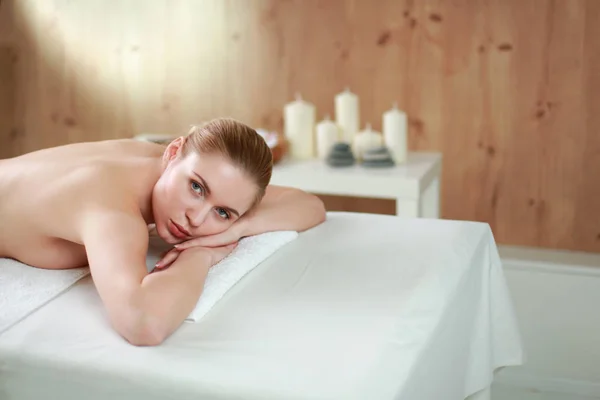 Όμορφη νεαρή γυναίκα να πάρει spa μασάζ, ξαπλωμένη στο σαλόνι — Φωτογραφία Αρχείου
