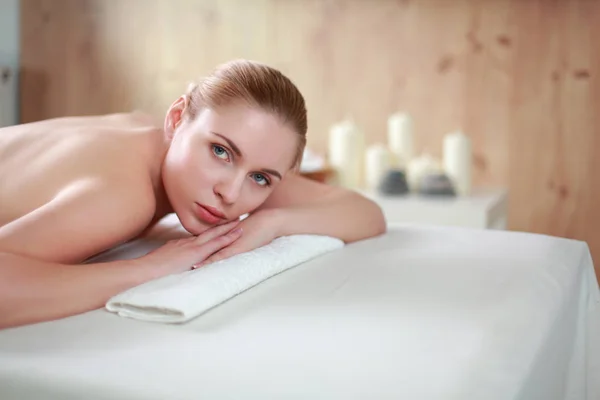 Όμορφη νεαρή γυναίκα να πάρει spa μασάζ, ξαπλωμένη στο σαλόνι — Φωτογραφία Αρχείου