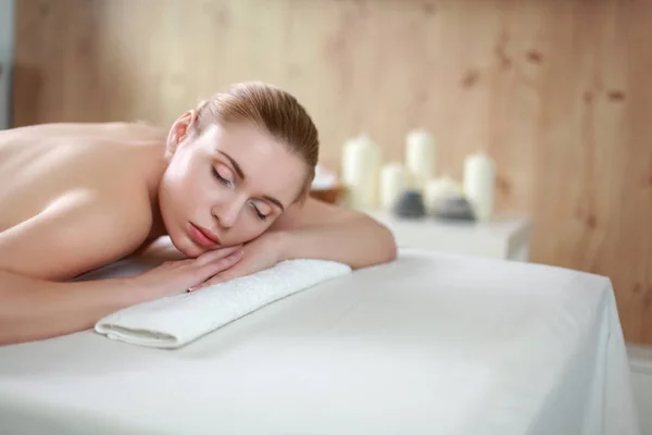 Hermosa joven recibiendo masaje de spa, tumbado en el salón — Foto de Stock