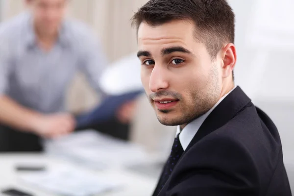 Uomini d'affari che siedono e discutono alla riunione di lavoro, in ufficio — Foto Stock