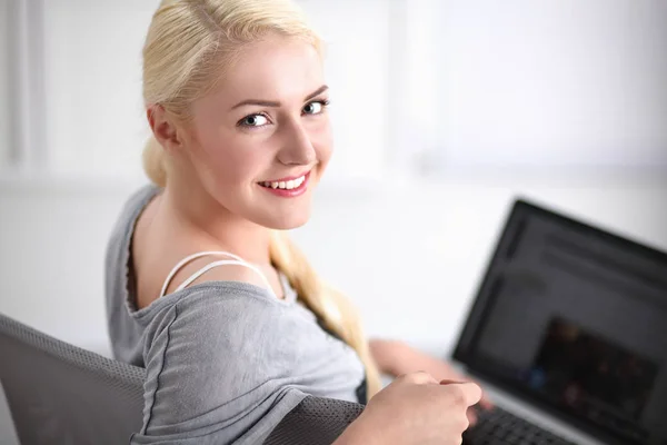 Jovem mulher bonita usando um computador portátil em casa — Fotografia de Stock