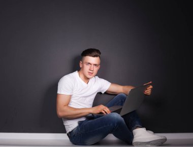 Genç işadamı katta oturan Office çalışma