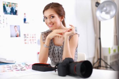 Ofiste masa başında oturan çekici bir iş kadını.