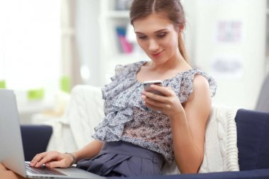 Ofiste masa başında oturan çekici bir iş kadını.