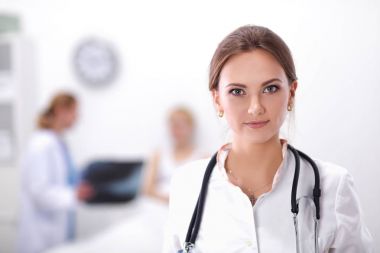 Kadın doktor hastanede duruyor.