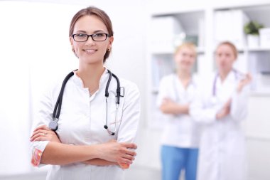Kadın doktor hastanede duruyor.