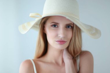 Retrato de la hermosa modelo con sombrero, aislado sobre fondo blanco