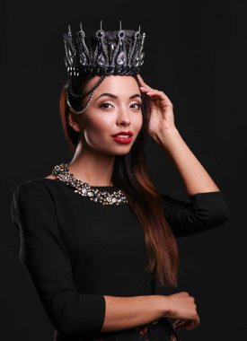 Taçlı güzel kız.