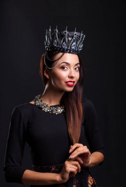 Taçlı güzel kız.