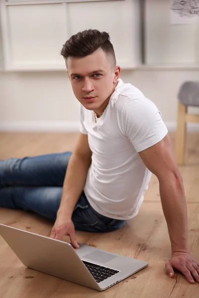 Fiatal üzletember dolgozik irodában ül a földön — Stock Fotó