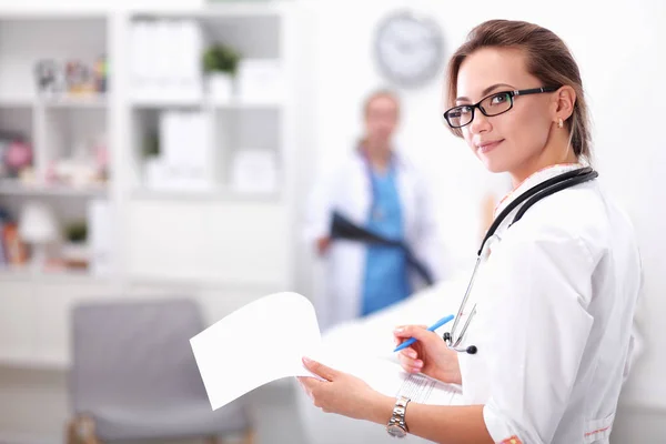 Kvinnelig lege på sykehus – stockfoto