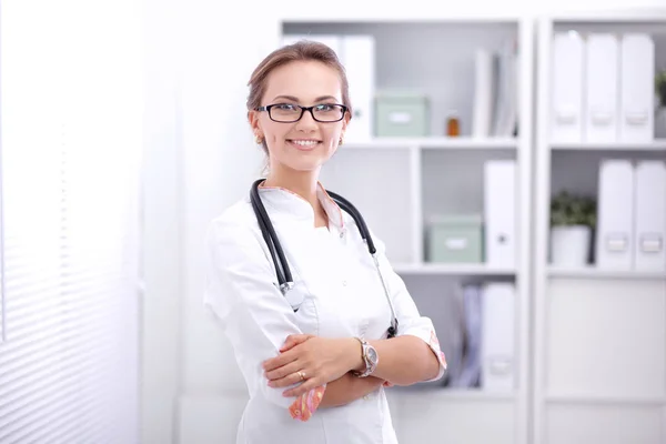 Woman doctor standingat hospital — Stock Photo, Image