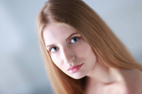 Portrait of beautiful woman isolated on gray background — Stock Photo, Image