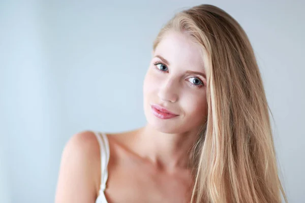 Portrait of beautiful woman isolated on gray background — Stock Photo, Image