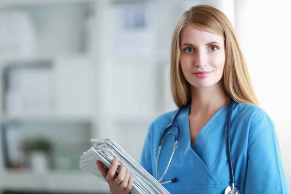 Retrato de doctora con carpeta en el pasillo del hospital — Foto de Stock