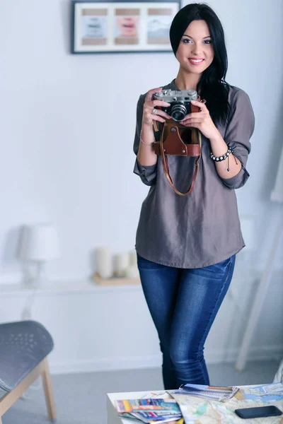 Femme photographe assise sur le bureau avec ordinateur portable — Photo