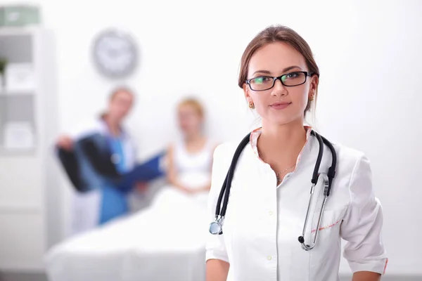 Woman doctor standingat hospital — Stock Photo, Image