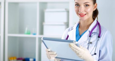 Kadın doktor hastanede dosyayla bekliyor.