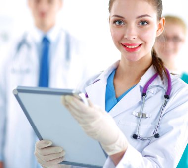 Kadın doktor hastanede dosyayla bekliyor.