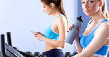 Bir grup insan üzerinde eğitmenler egzersiz jimnastik salonu