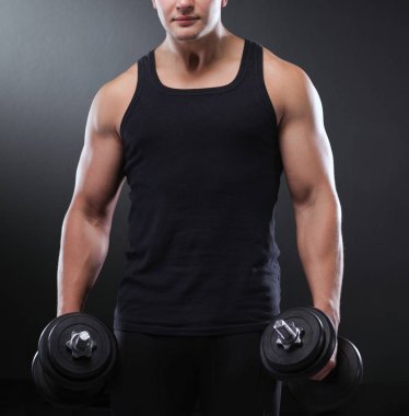 yakışıklı kaslı adam dumbell ile çalışma dışarı