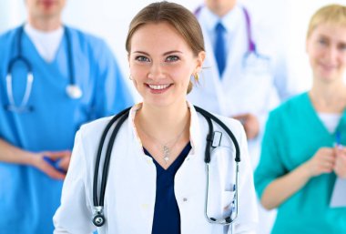Tıp grubunun önünde çekici bir kadın doktor.