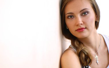 Genç Bayan duvara yakın katta oturan