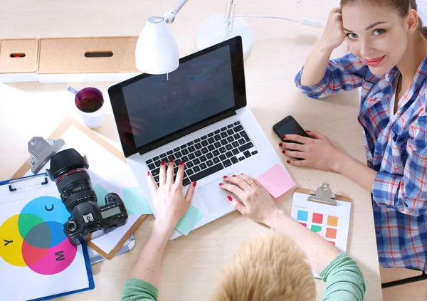 Två kvinnor fotograf sitter på skrivbord med laptop — Stockfoto