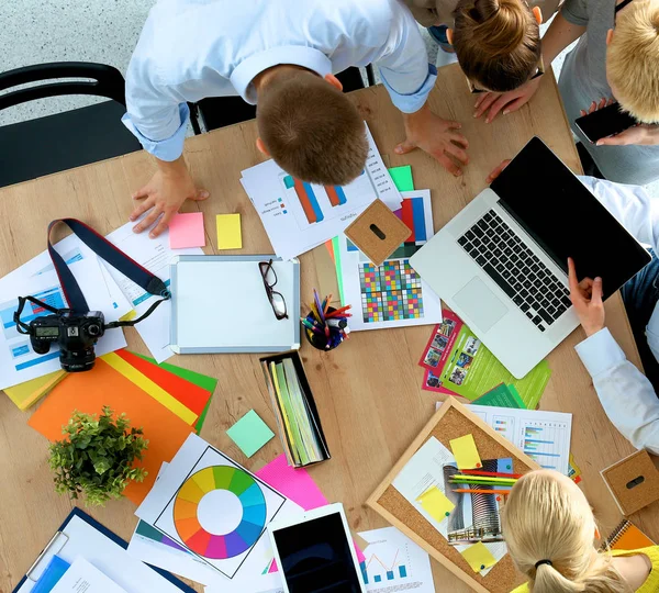 Zakenmensen zitten en discussiëren op zakelijke bijeenkomst, in functie — Stockfoto