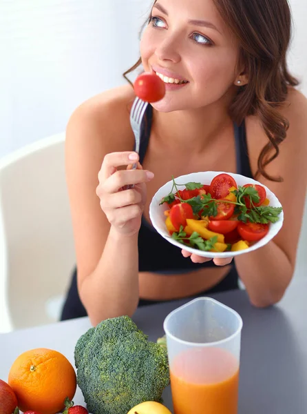 Retrato de una joven sonriente con ensalada de verduras vegetarianas — Foto de Stock