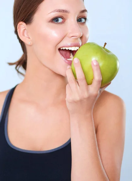 Jovem feliz comendo maçãs, isolado no fundo branco — Fotografia de Stock