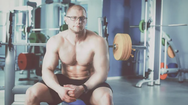 Joven hombre guapo después del entrenamiento en el gimnasio — Foto de Stock