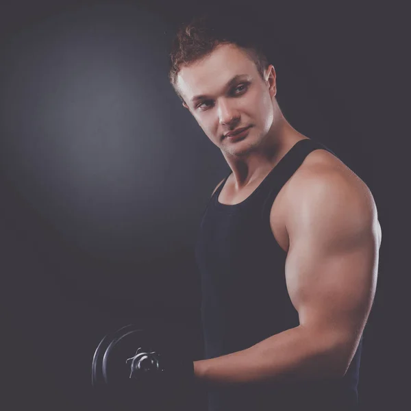 Schöner muskulöser Mann, der mit Hanteln trainiert — Stockfoto