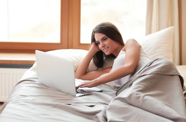 Hermosa morena acostada en la cama en casa — Foto de Stock