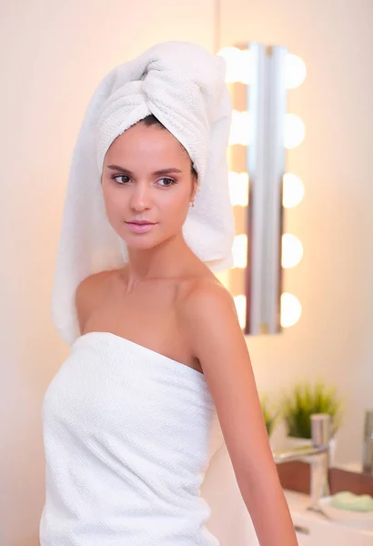 Jeune femme attrayante debout devant le miroir de salle de bain — Photo