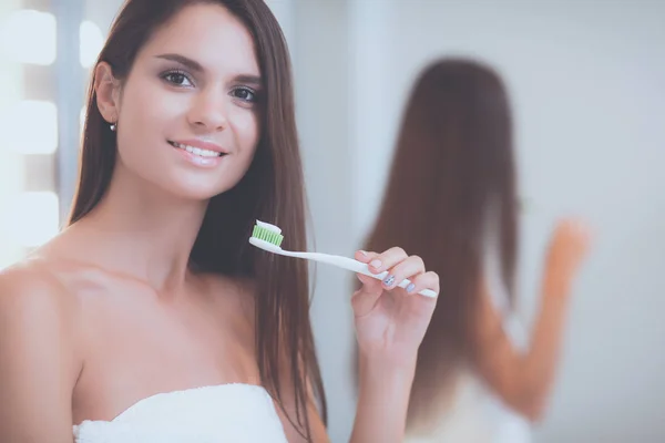Portrét mladé dívky, čištění zubů — Stock fotografie