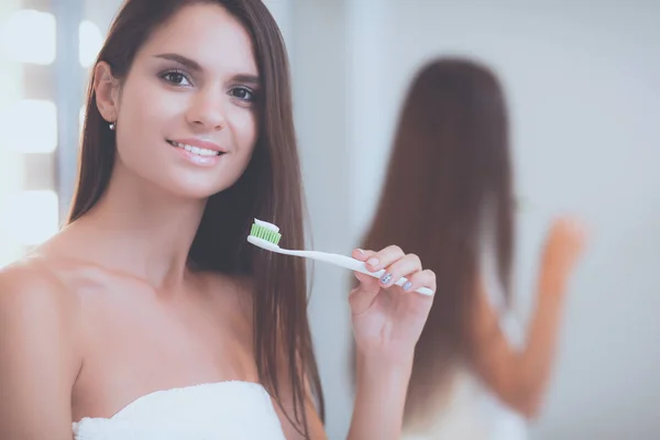 Retrato de una joven limpiándose los dientes — Foto de Stock