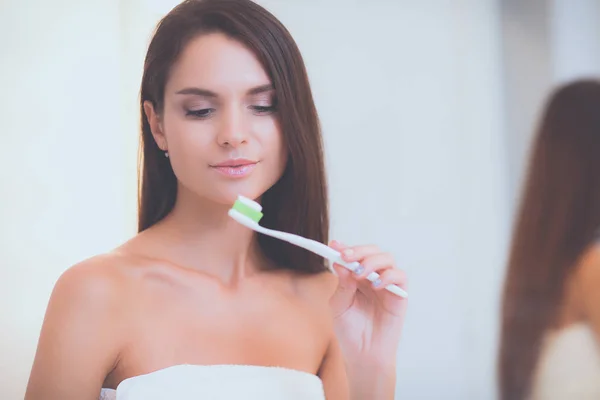 Портрет молодой девушки, которая чистит зубы — стоковое фото