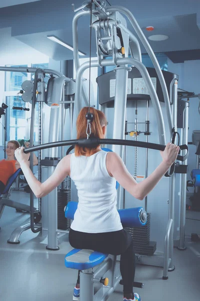 Jovem fazendo exercícios de fitness com expansor — Fotografia de Stock