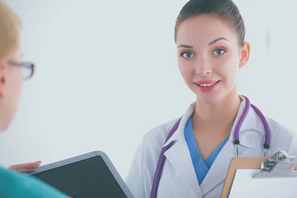 Kvinna läkare stående med stetoskop på sjukhus — Stockfoto