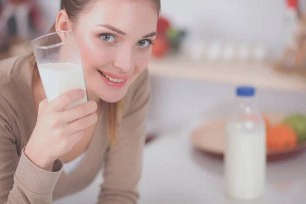 Jeune femme qui sent debout dans sa cuisine — Photo