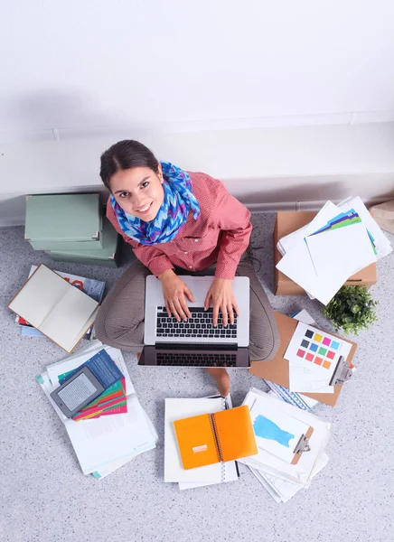 Junge Modedesignerin arbeitet im Atelier. — Stockfoto